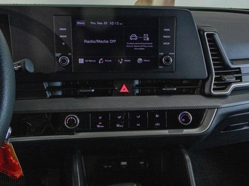 Used 2024 Kia Sportage LX image 4