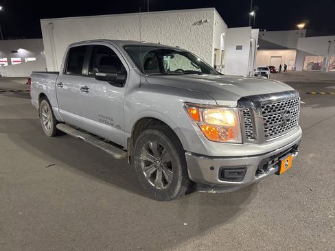 Used 2018 Nissan Titan SV w/ SV Convenience Package image 2