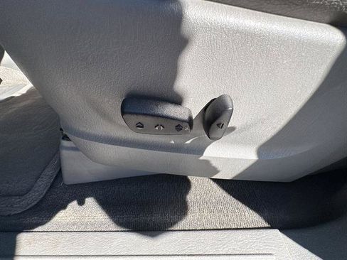 Used 2005 Chrysler Town & Country Touring w/ Leather Interior Group image 8