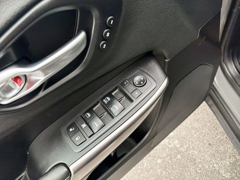 Used 2019 Jeep Cherokee Limited image 16