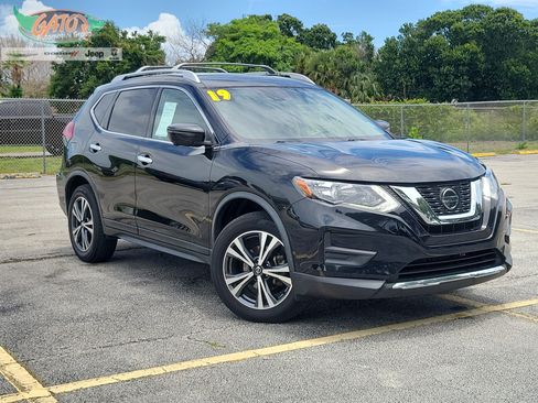 Used 2019 Nissan Rogue SV w/ Premium Package FWD image 1