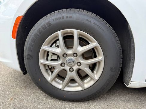 Used 2025 Chrysler Pacifica Select FWD image 7