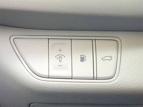 Used 2025 Genesis G70 2.5T image 25