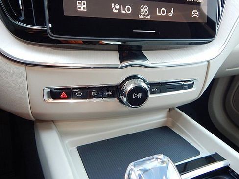 New 2026 Volvo XC60 B5 Ultra w/ Climate Package image 18