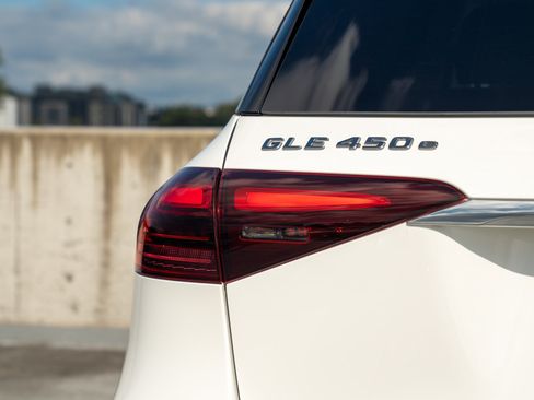 Certified 2025 Mercedes-Benz GLE 450e 4MATIC w/ Driver Assistance Package image 10