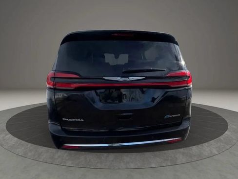 Used 2024 Chrysler Pacifica Limited FWD image 3
