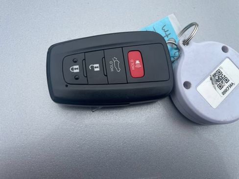 Used 2021 Toyota RAV4 XLE Premium AWD/4WD image 31