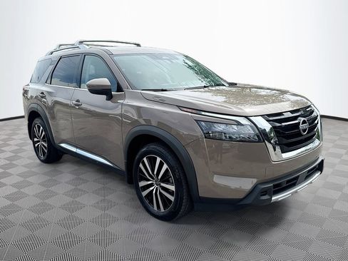 Used 2025 Nissan Pathfinder Platinum w/ Cargo Package AWD/4WD image 4