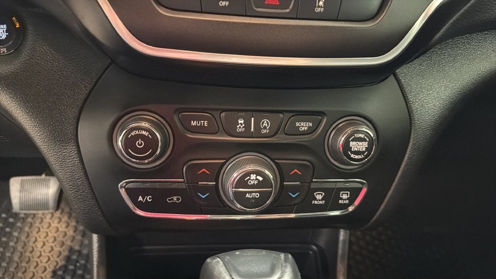 Used 2021 Jeep Cherokee Trailhawk w/ Trailer Tow Group AWD/4WD image 24