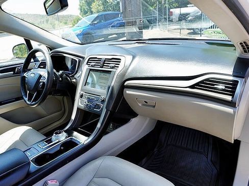 Used 2018 Ford Fusion SE w/ Fusion SE Technology Package FWD image 10