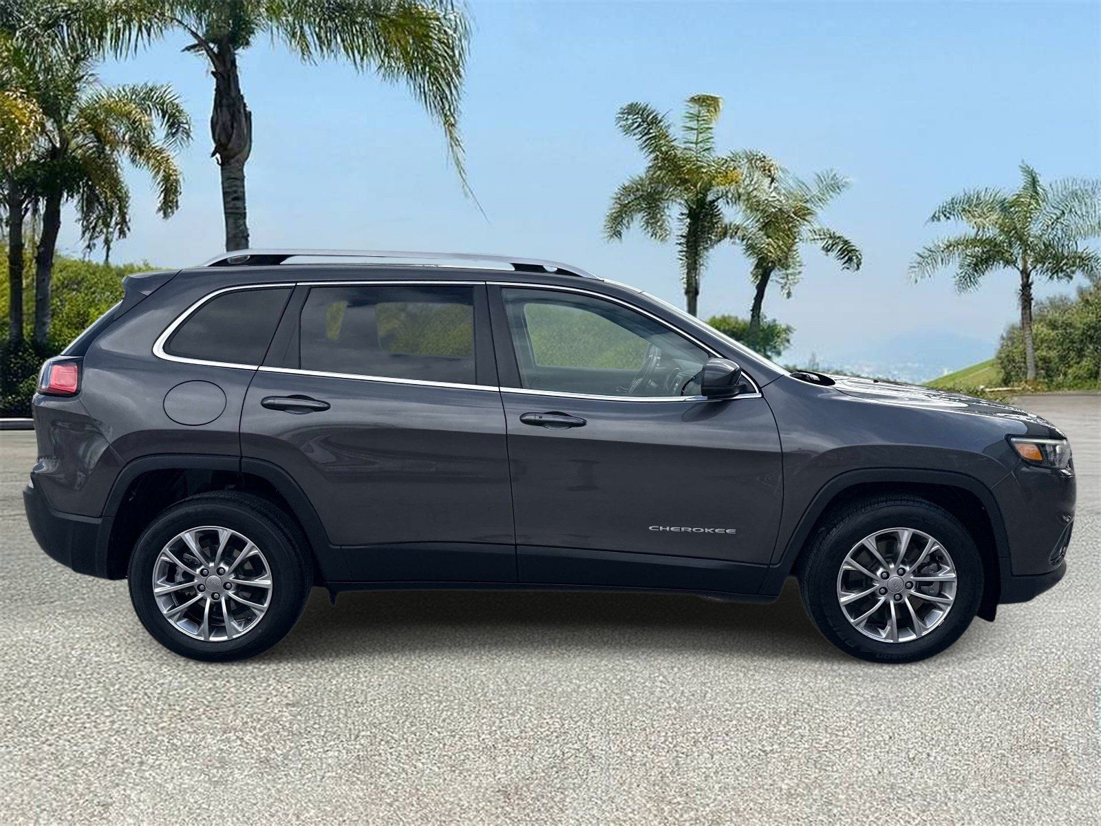 Used 2019 Jeep Cherokee Latitude Plus FWD image 2
