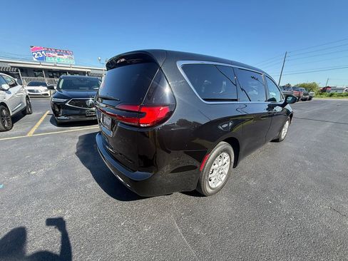 Used 2023 Chrysler Pacifica Touring-L FWD image 3