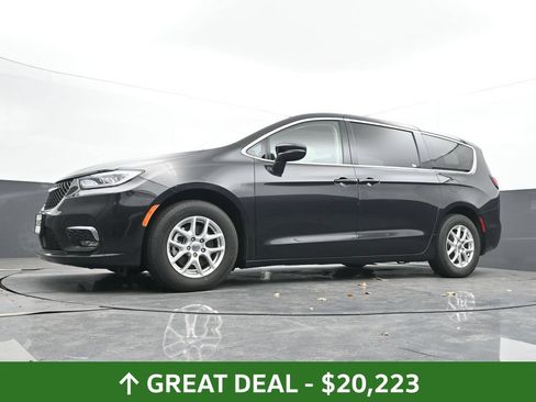 Used 2023 Chrysler Pacifica Touring-L FWD image 50