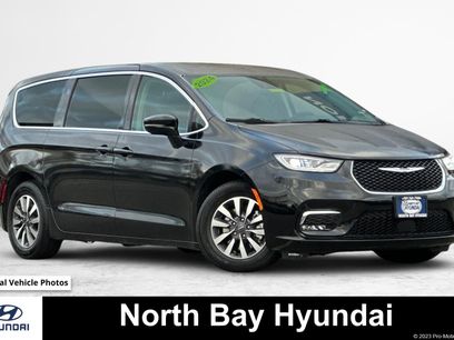 Used 2024 Chrysler Pacifica Select