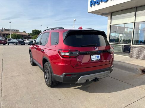 Used 2025 Honda Pilot TrailSport image 7