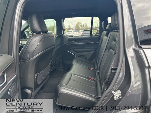 Used 2025 Jeep Grand Cherokee Limited w/ Luxury Tech Group II AWD/4WD image 8
