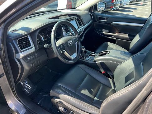 Used 2017 Toyota Highlander XLE AWD/4WD image 11