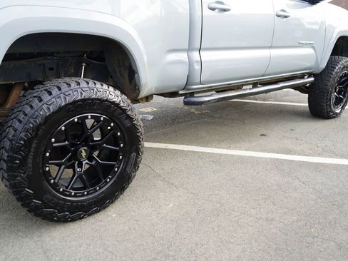 Used 2019 Toyota Tacoma TRD Sport w/ Technology Package image 6