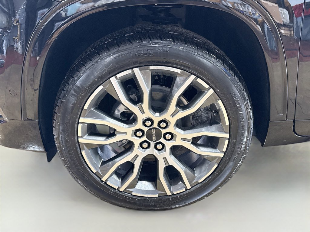 New 2027 GMC Acadia Denali Ultimate w/ LPO, Black Badging Package FWD image 34