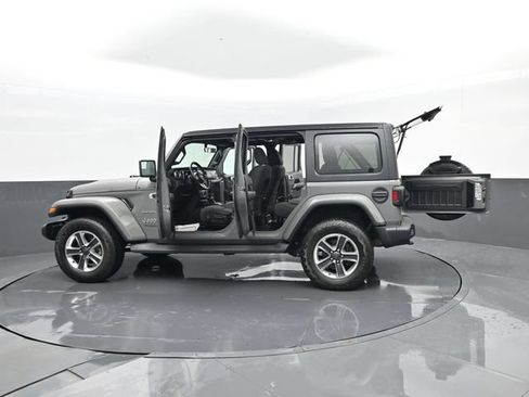 Used 2019 Jeep Wrangler Unlimited Sahara w/ Dual Top Group AWD/4WD image 31