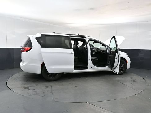 Used 2022 Chrysler Pacifica Touring-L w/ S Appearance Package AWD/4WD image 26