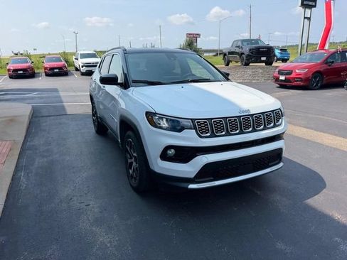 Used 2024 Jeep Compass Limited AWD/4WD image 4