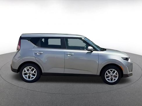 Used 2025 Kia Soul LX w/ LX Technology Package FWD image 16