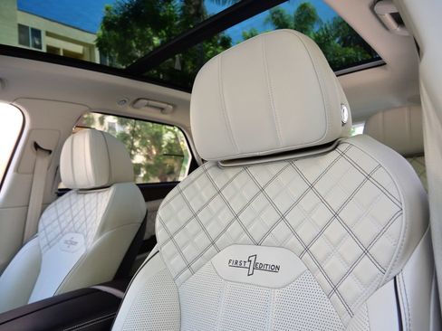 Used 2021 Bentley Bentayga AWD/4WD image 18