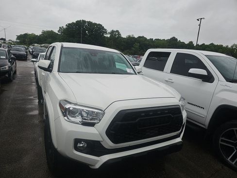 Used 2021 Toyota Tacoma SR5 AWD/4WD image 2