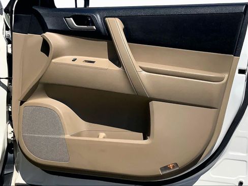 Used 2012 Toyota Highlander FWD w/ Tech Pkg image 21