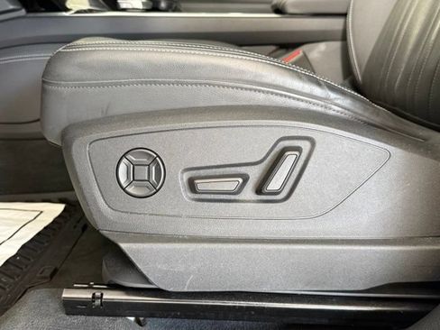 Used 2022 Audi e-tron Premium Plus w/ Premium Plus Package AWD/4WD image 33