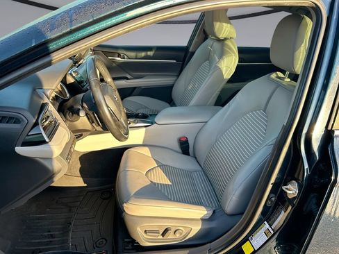 Used 2019 Toyota Camry SE FWD image 11