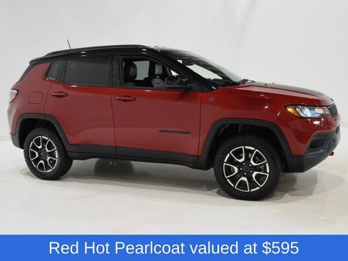 Used 2025 Jeep Compass Trailhawk AWD/4WD image 3