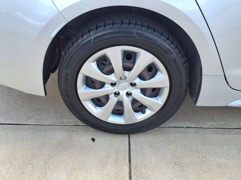 Used 2021 Toyota Corolla LE FWD image 26