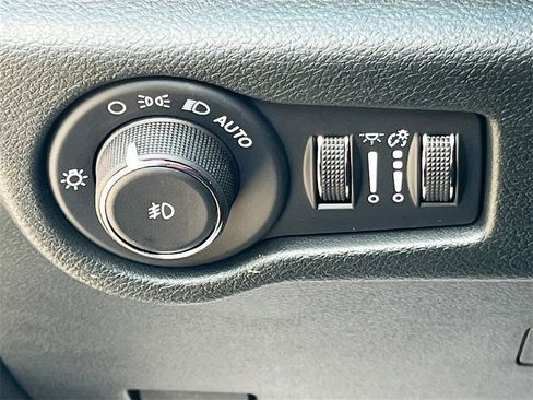 New 2026 Chrysler Pacifica Select image 10