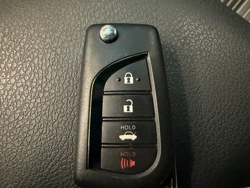 Used 2018 Toyota Camry SE w/ Moonroof Package image 16