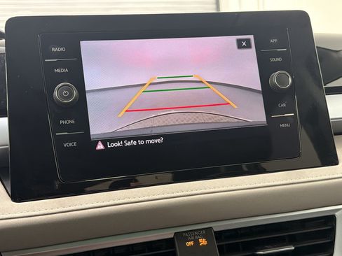 Used 2025 Volkswagen Taos SE w/ Panoramic Sunroof Package FWD image 23