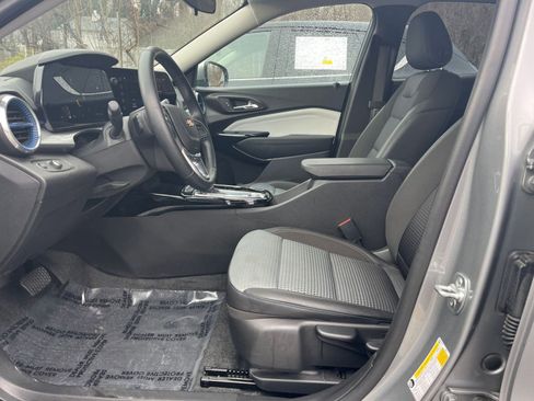 Used 2025 Chevrolet Trax LT w/ LT Convenience Package image 21