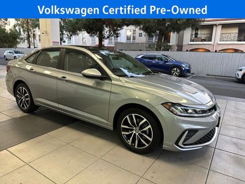 Certified 2025 Volkswagen Jetta SE w/ Sunroof Package image 11