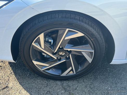 Used 2025 Hyundai Elantra SEL image 32