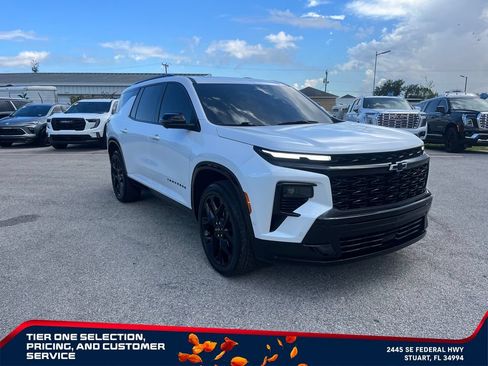 Used 2024 Chevrolet Traverse RS FWD image 3