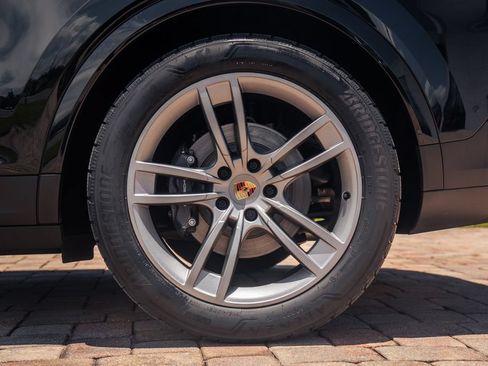Used 2025 Porsche Cayenne Coupe AWD/4WD image 16