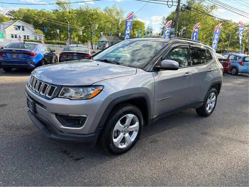 Used 2018 Jeep Compass Latitude w/ Popular Equipment Group AWD/4WD image 3