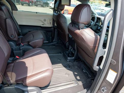 Used 2023 Toyota Sienna Platinum AWD/4WD image 30