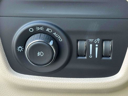 Used 2024 Jeep Grand Cherokee Limited w/ Luxury Tech Group II AWD/4WD image 17