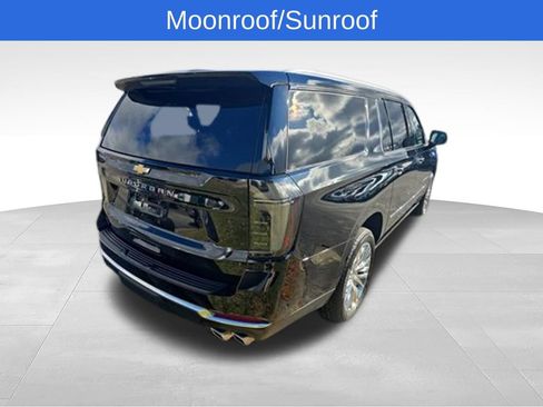 Used 2025 Chevrolet Suburban High Country AWD/4WD image 6