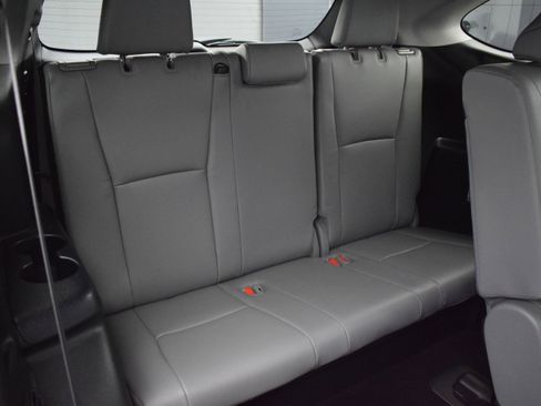 Used 2022 Toyota Highlander XLE AWD/4WD image 12