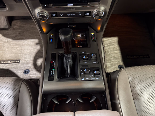 Used 2017 Lexus GX 460 Luxury w/ Preferred Accessory Package AWD/4WD image 15