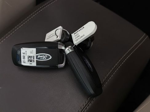 Used 2023 Ford Explorer Platinum w/ Technology Package image 31
