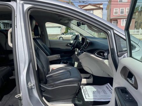 Used 2020 Chrysler Voyager Lxi image 10